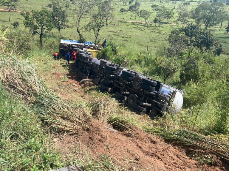 Carreta e caminhão batem e caem em ribanceira na BR-262 em Nova Serrana; uma pessoa se feriu