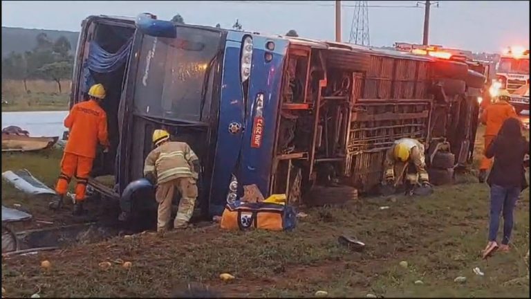 VÍDEO mostra motorista de ônibus de viagem tentando fugir da fiscalização antes do veículo tombar no DF