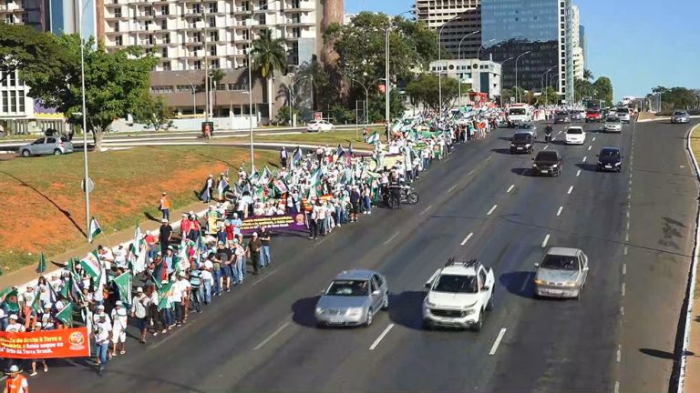 Manifestação causa interrupção no tráfego da Esplanada dos Ministérios em Brasília