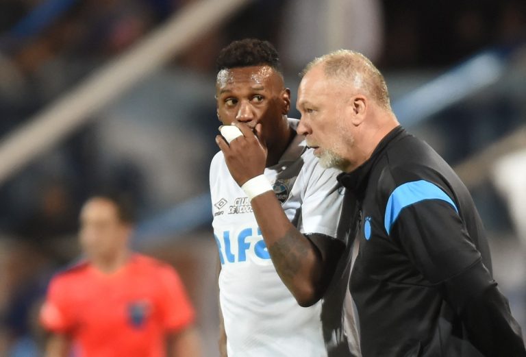 Grêmio supera Bahia com decisão controversa e recupera confiança após frustração na