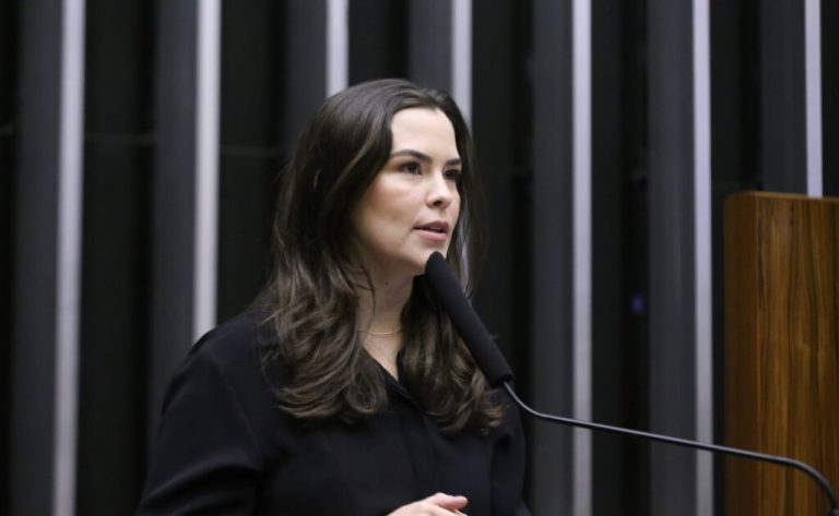 Maria Arraes propõe e Câmara dos Deputados aprova mudança de nome da Sala de Líderes para “Sala Miguel Arraes”